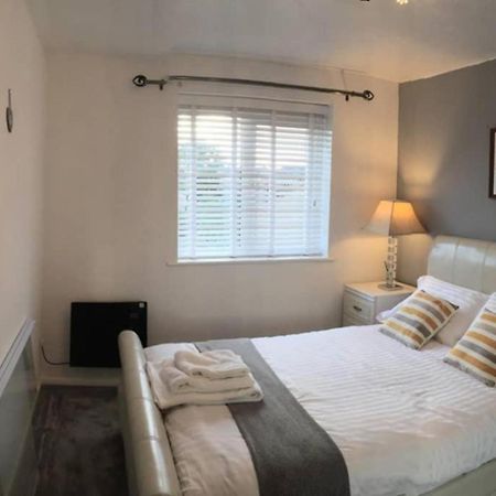 Apartamento 2-Bed Sleeps 4 Comfy For Contractors With Free Parking In Crawley Near Gatwick Manor Royal Refurbished Exterior foto