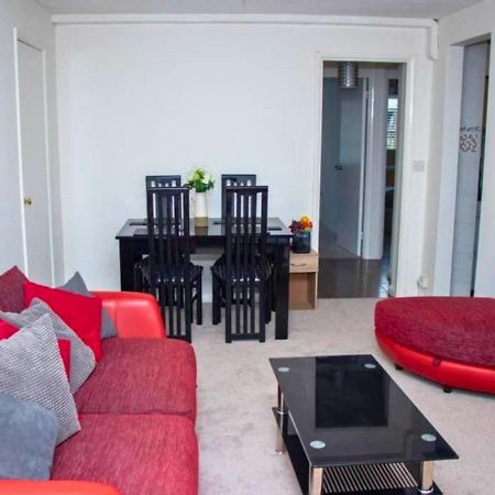 Apartamento 2-Bed Sleeps 4 Comfy For Contractors With Free Parking In Crawley Near Gatwick Manor Royal Refurbished Exterior foto