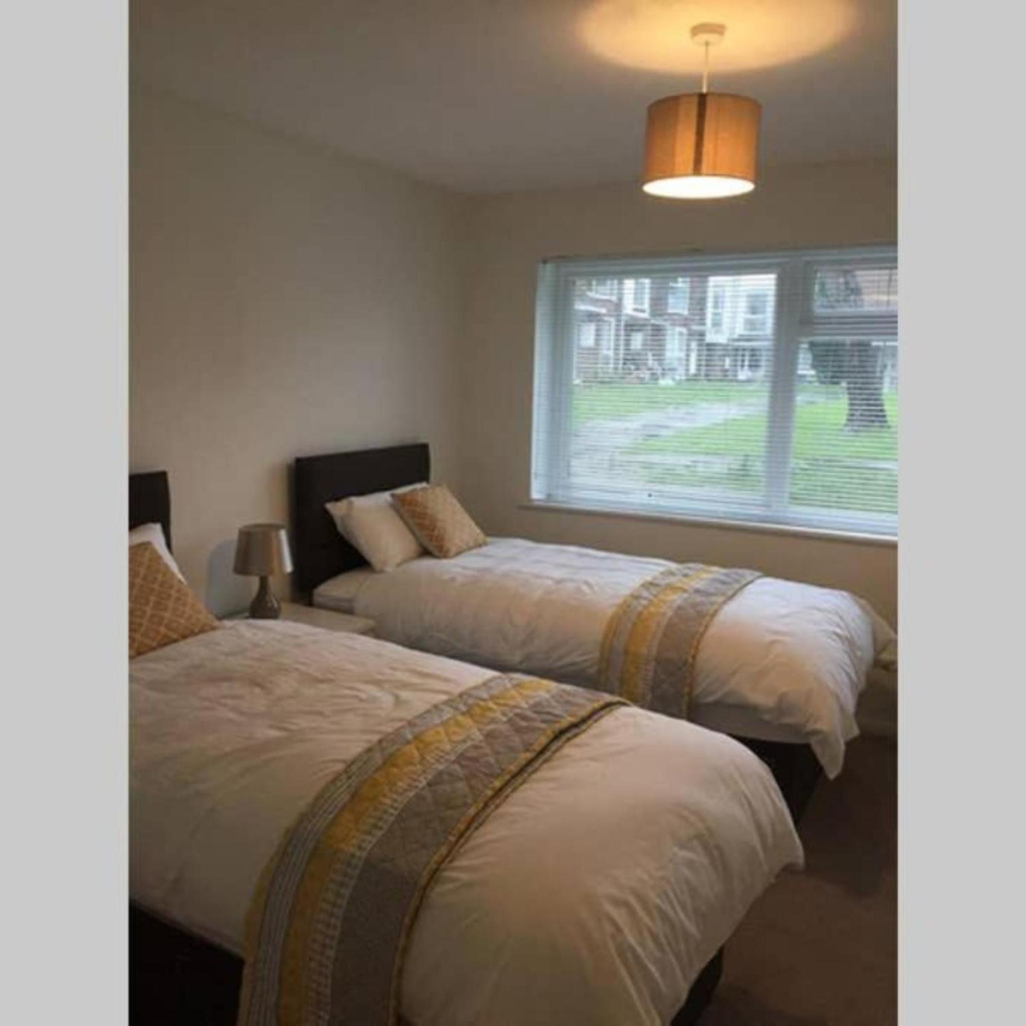 Apartamento 2-Bed Sleeps 4 Comfy For Contractors With Free Parking In Crawley Near Gatwick Manor Royal Refurbished Exterior foto