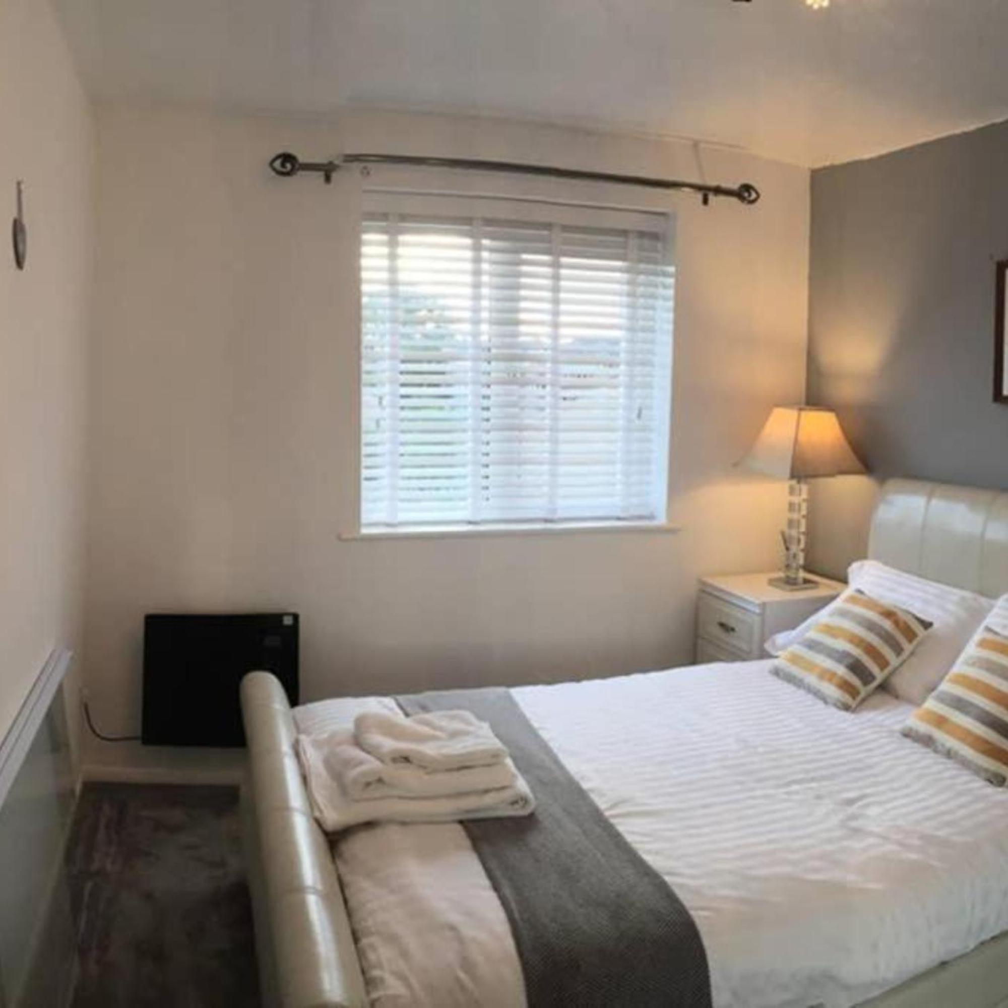 Apartamento 2-Bed Sleeps 4 Comfy For Contractors With Free Parking In Crawley Near Gatwick Manor Royal Refurbished Exterior foto