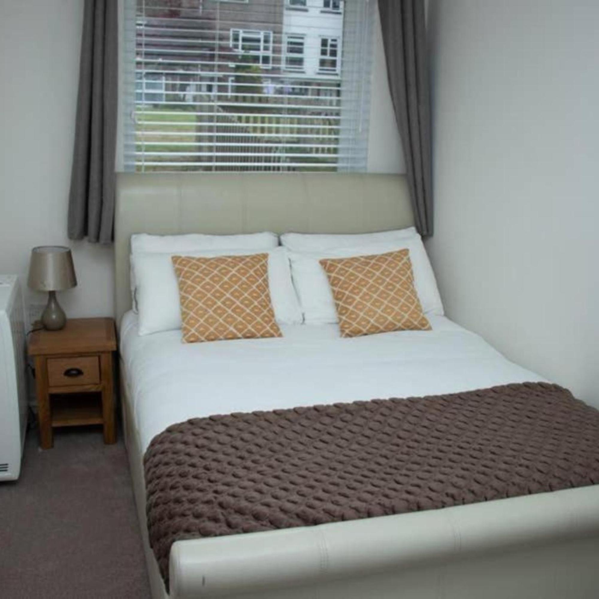 Apartamento 2-Bed Sleeps 4 Comfy For Contractors With Free Parking In Crawley Near Gatwick Manor Royal Refurbished Exterior foto