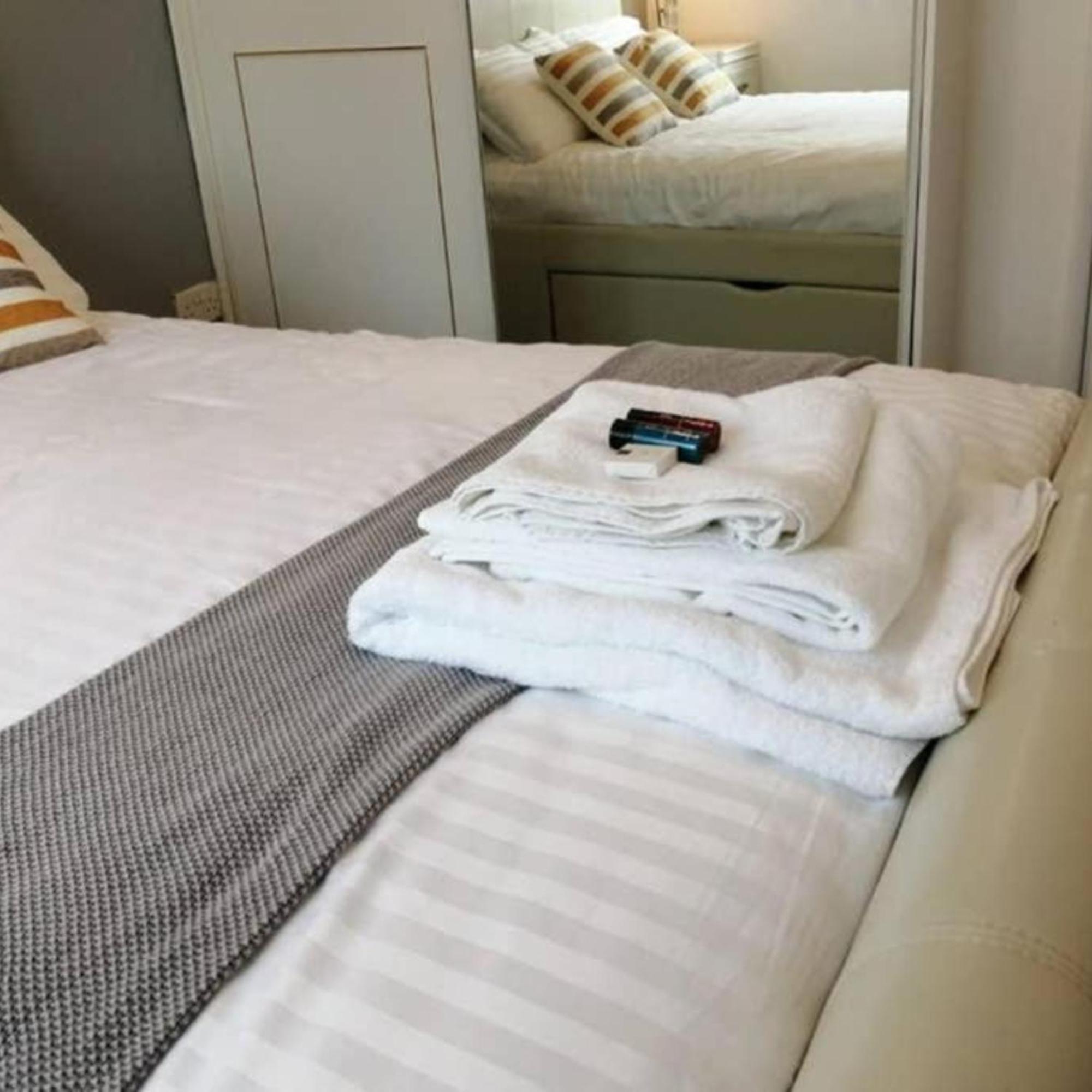 Apartamento 2-Bed Sleeps 4 Comfy For Contractors With Free Parking In Crawley Near Gatwick Manor Royal Refurbished Exterior foto