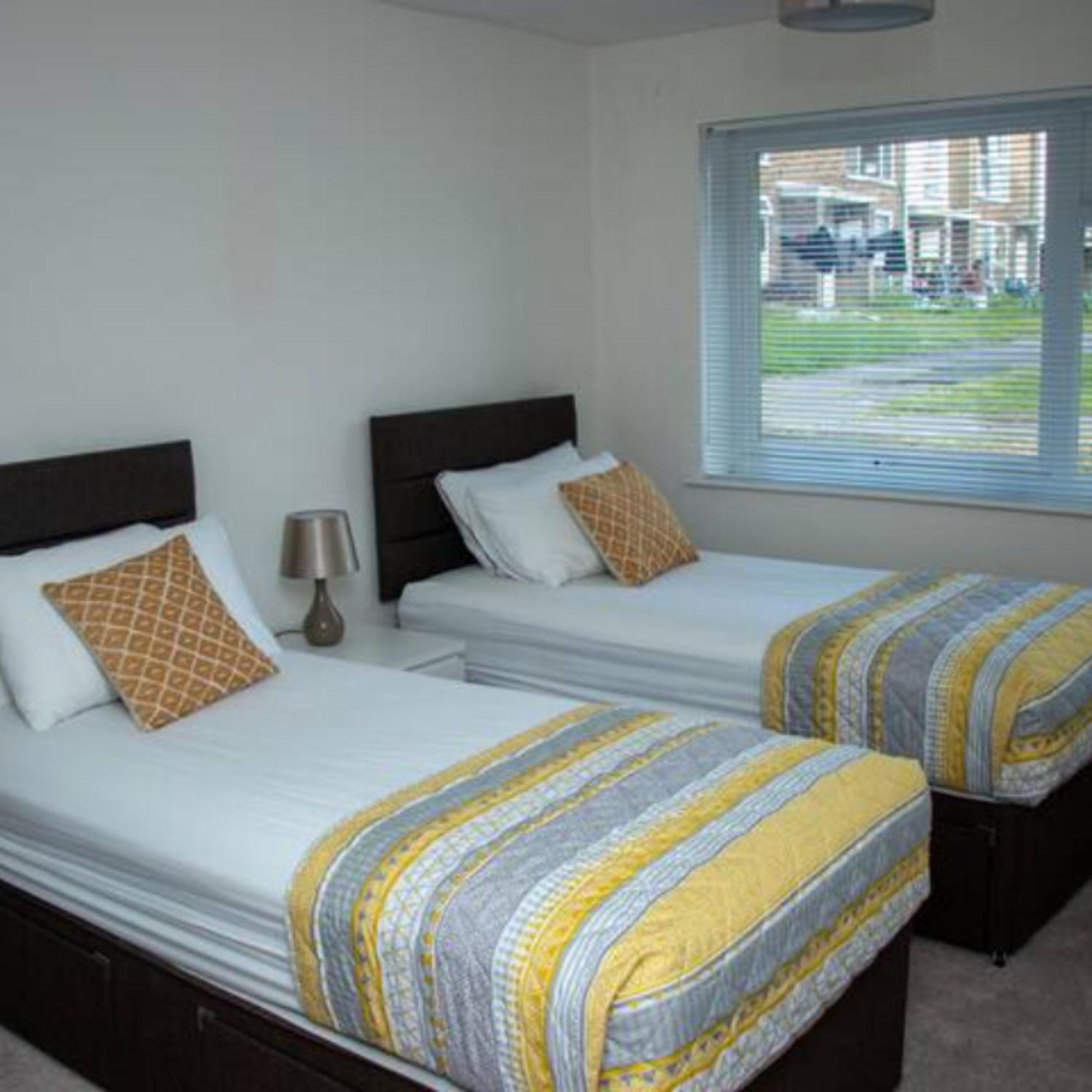 Apartamento 2-Bed Sleeps 4 Comfy For Contractors With Free Parking In Crawley Near Gatwick Manor Royal Refurbished Exterior foto