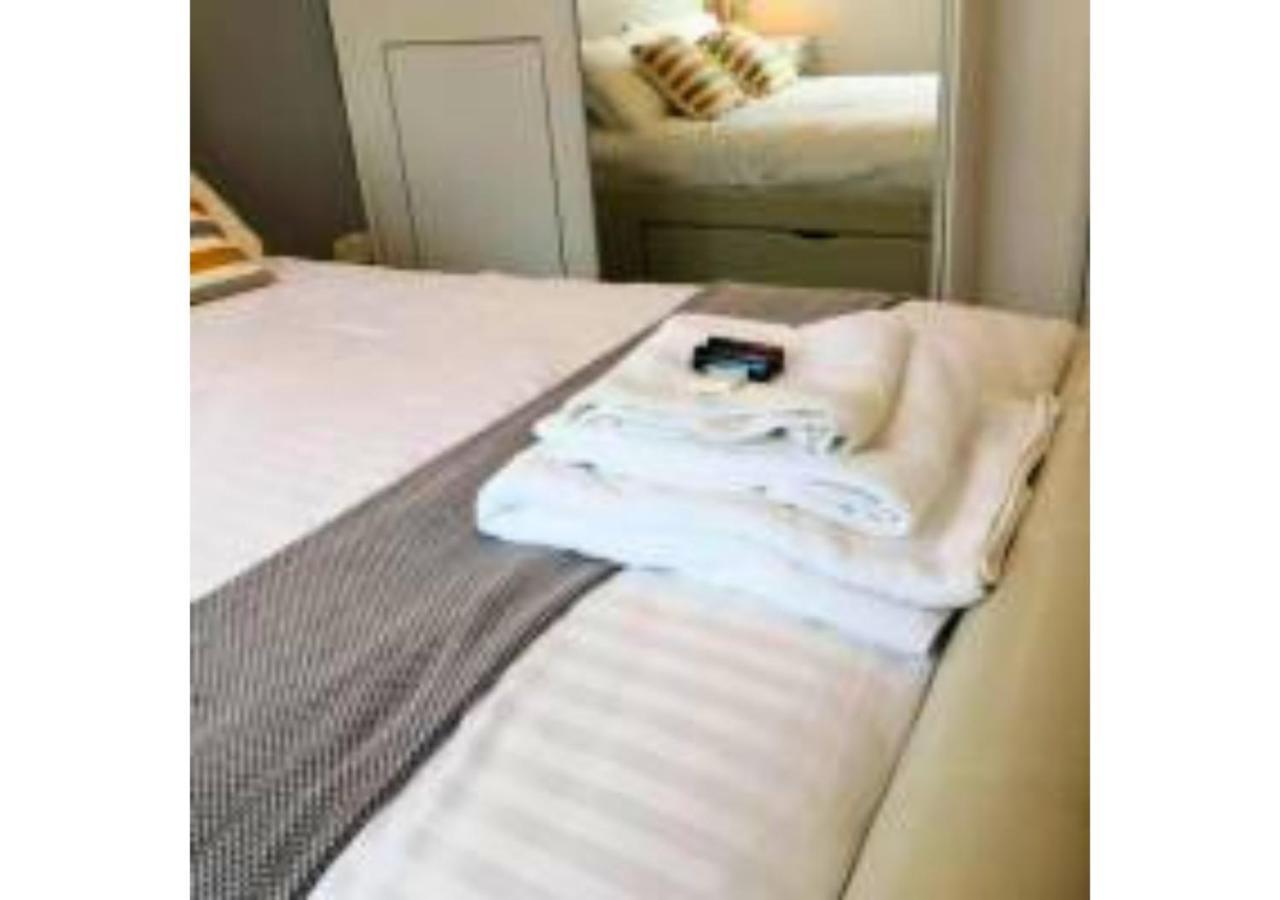 Apartamento 2-Bed Sleeps 4 Comfy For Contractors With Free Parking In Crawley Near Gatwick Manor Royal Refurbished Exterior foto