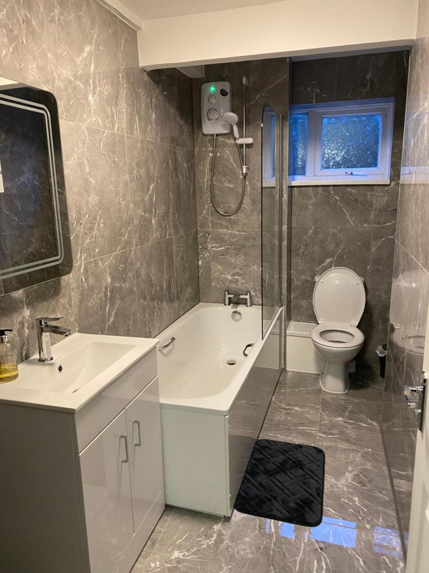 Apartamento 2-Bed Sleeps 4 Comfy For Contractors With Free Parking In Crawley Near Gatwick Manor Royal Refurbished Exterior foto