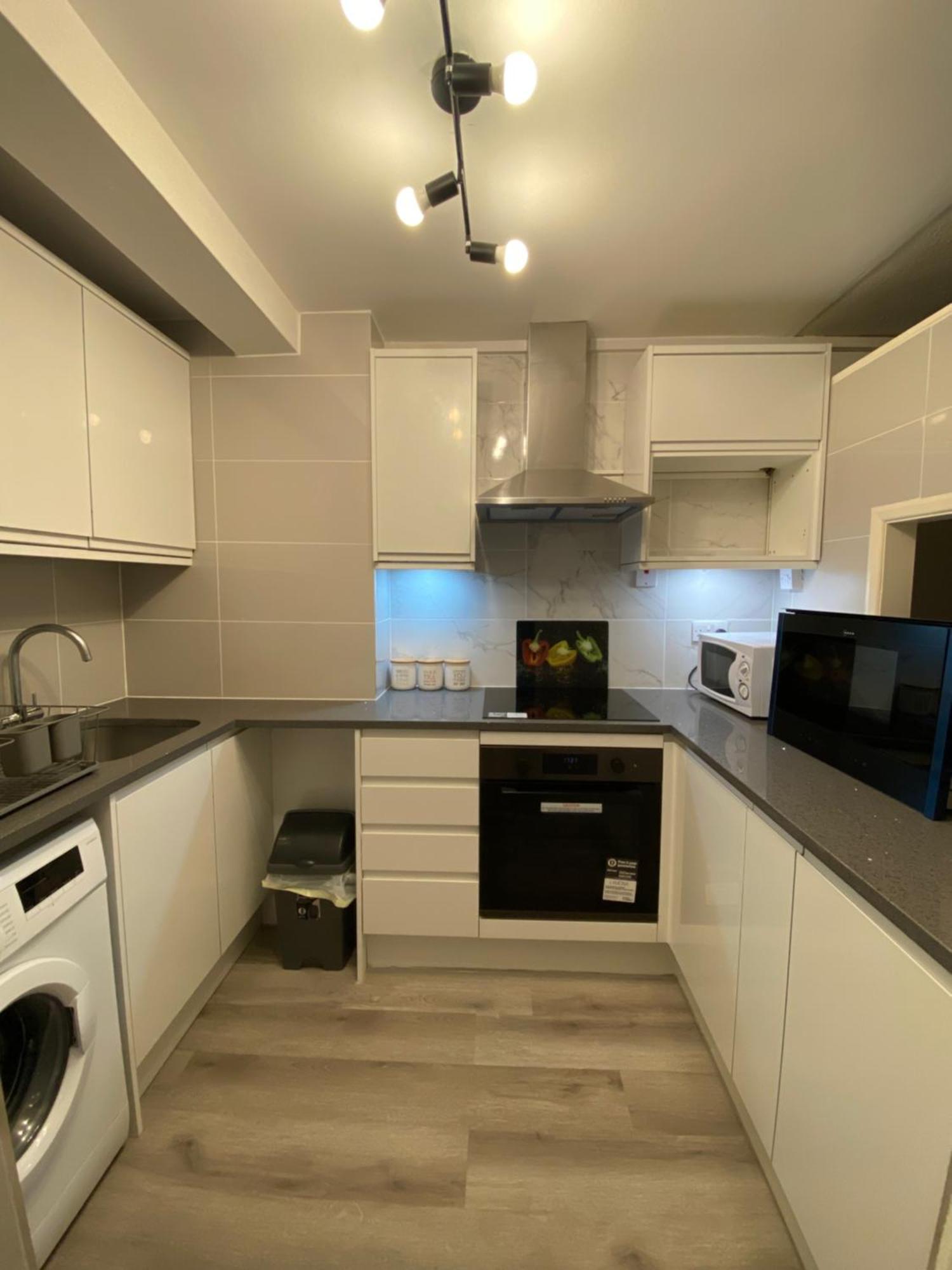 Apartamento 2-Bed Sleeps 4 Comfy For Contractors With Free Parking In Crawley Near Gatwick Manor Royal Refurbished Exterior foto