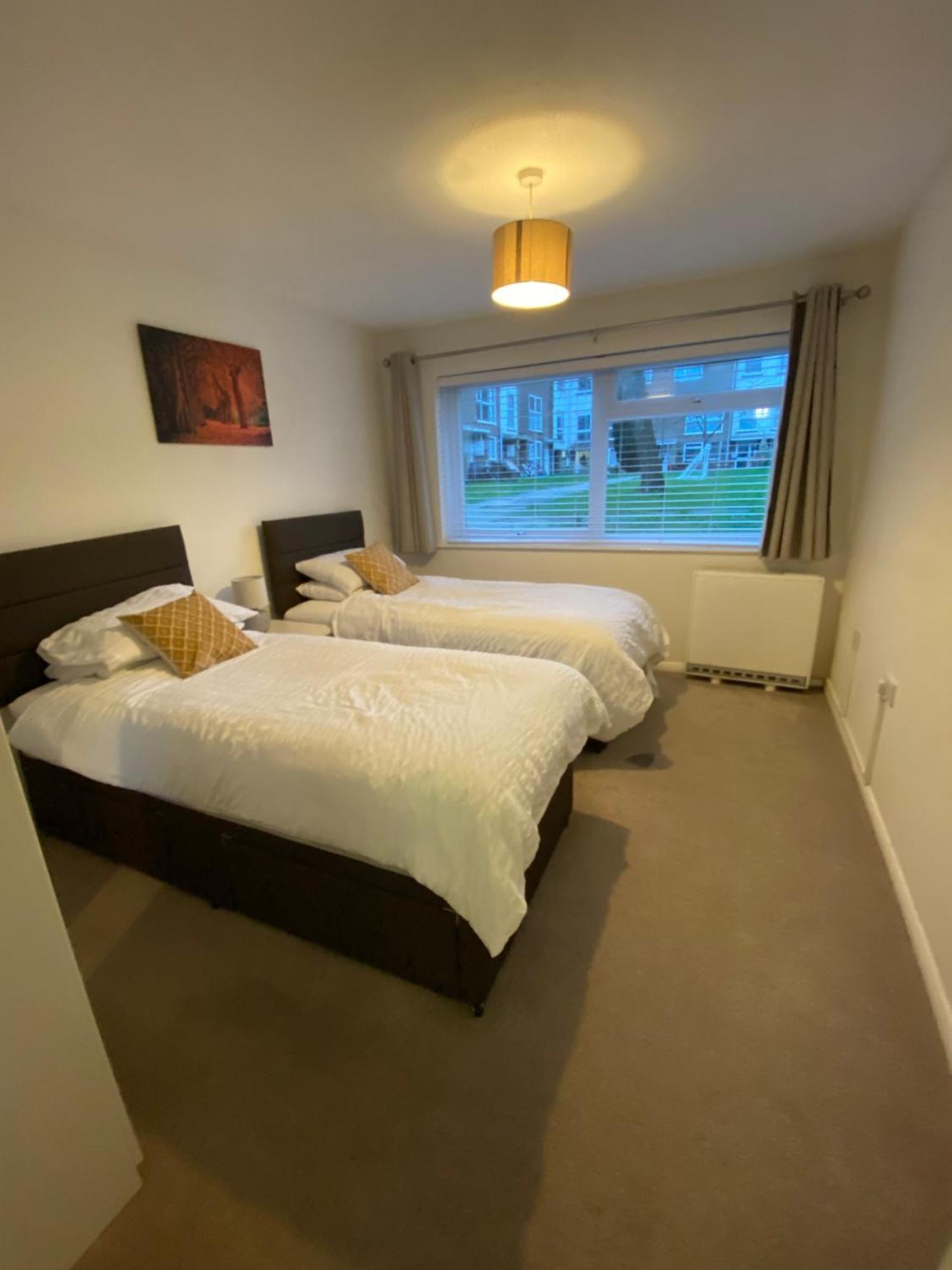 Apartamento 2-Bed Sleeps 4 Comfy For Contractors With Free Parking In Crawley Near Gatwick Manor Royal Refurbished Exterior foto