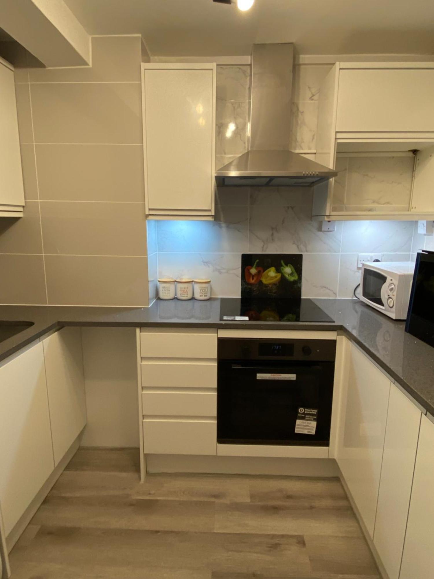 Apartamento 2-Bed Sleeps 4 Comfy For Contractors With Free Parking In Crawley Near Gatwick Manor Royal Refurbished Exterior foto