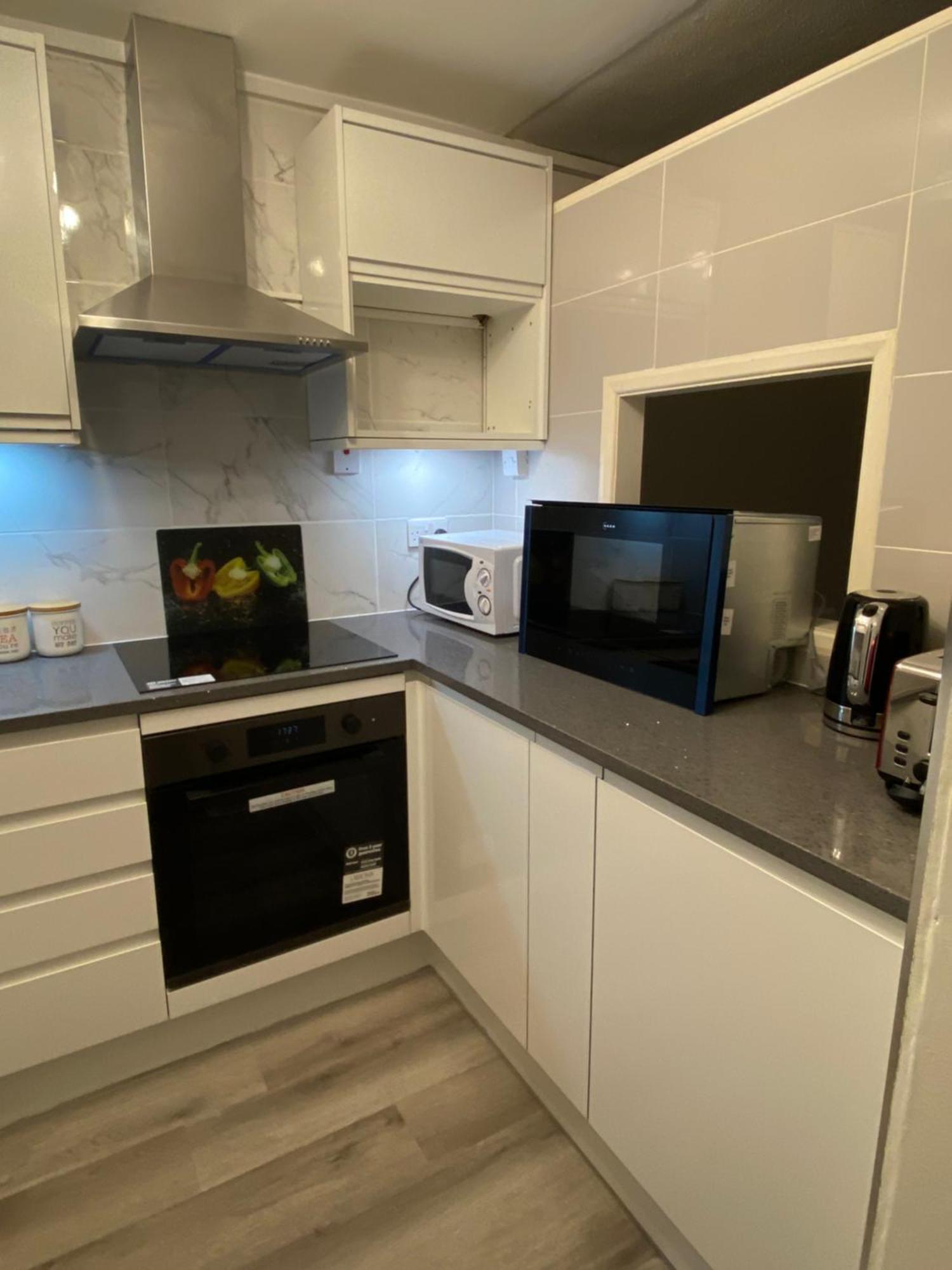 Apartamento 2-Bed Sleeps 4 Comfy For Contractors With Free Parking In Crawley Near Gatwick Manor Royal Refurbished Exterior foto