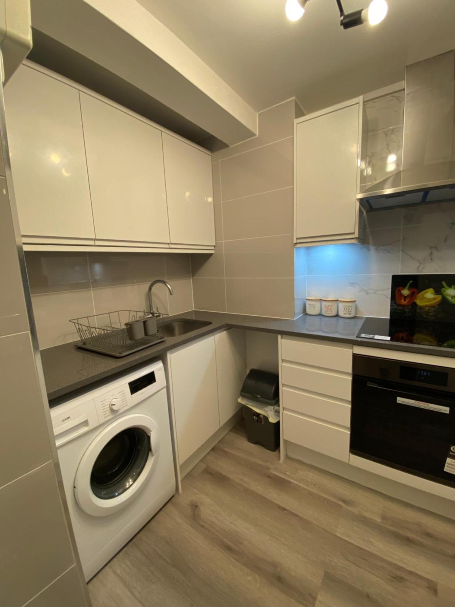 Apartamento 2-Bed Sleeps 4 Comfy For Contractors With Free Parking In Crawley Near Gatwick Manor Royal Refurbished Exterior foto