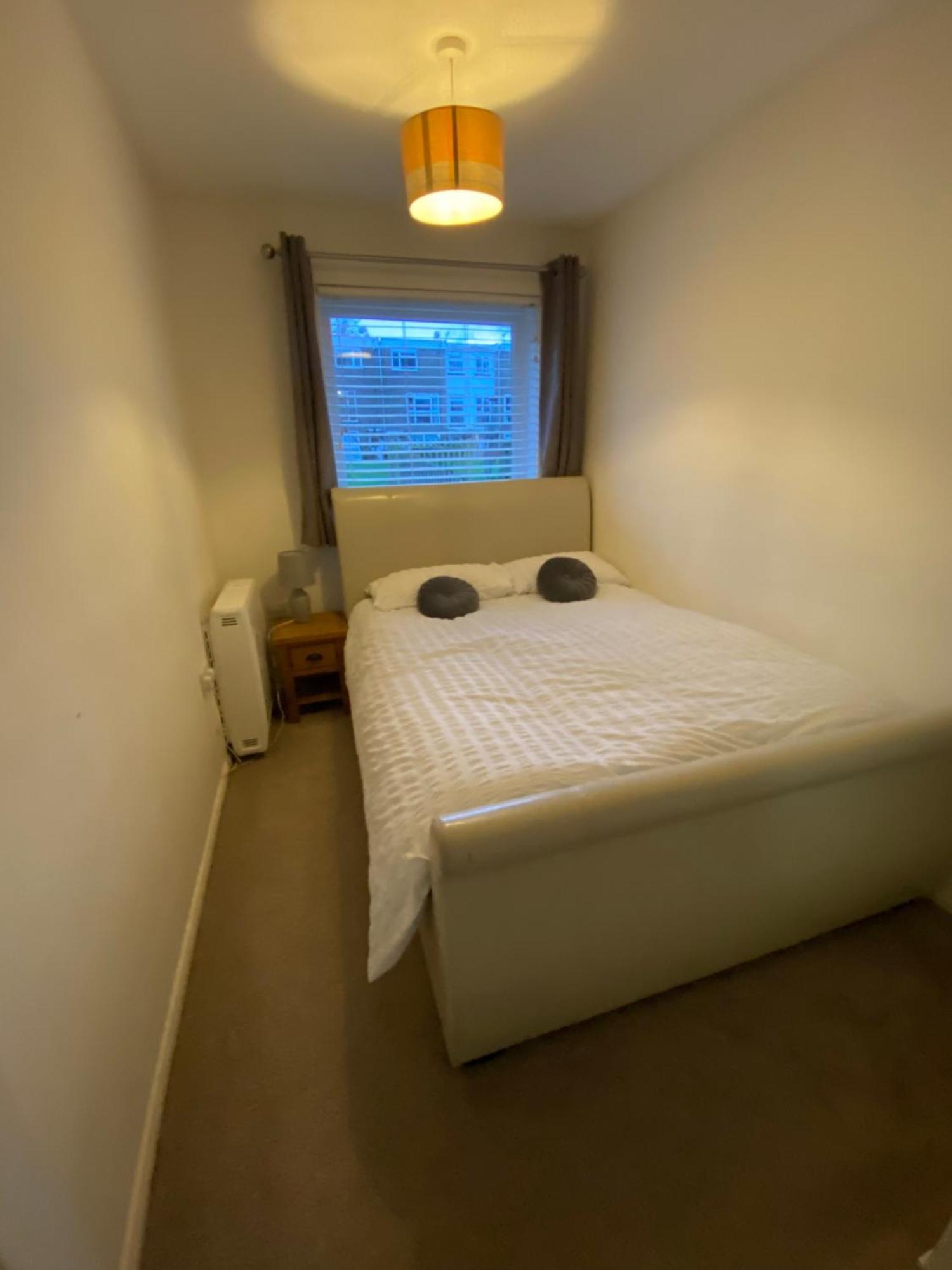 Apartamento 2-Bed Sleeps 4 Comfy For Contractors With Free Parking In Crawley Near Gatwick Manor Royal Refurbished Exterior foto