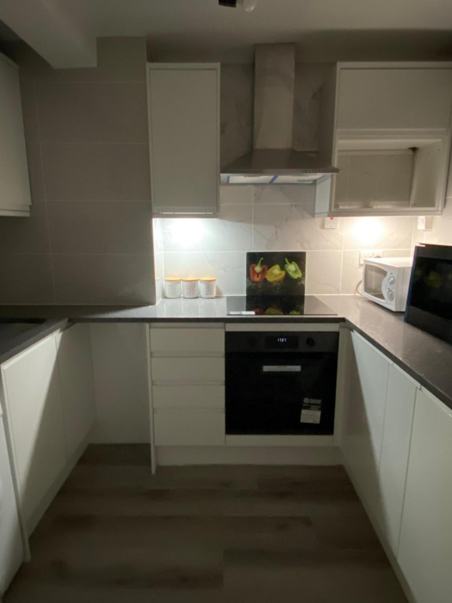 Apartamento 2-Bed Sleeps 4 Comfy For Contractors With Free Parking In Crawley Near Gatwick Manor Royal Refurbished Exterior foto